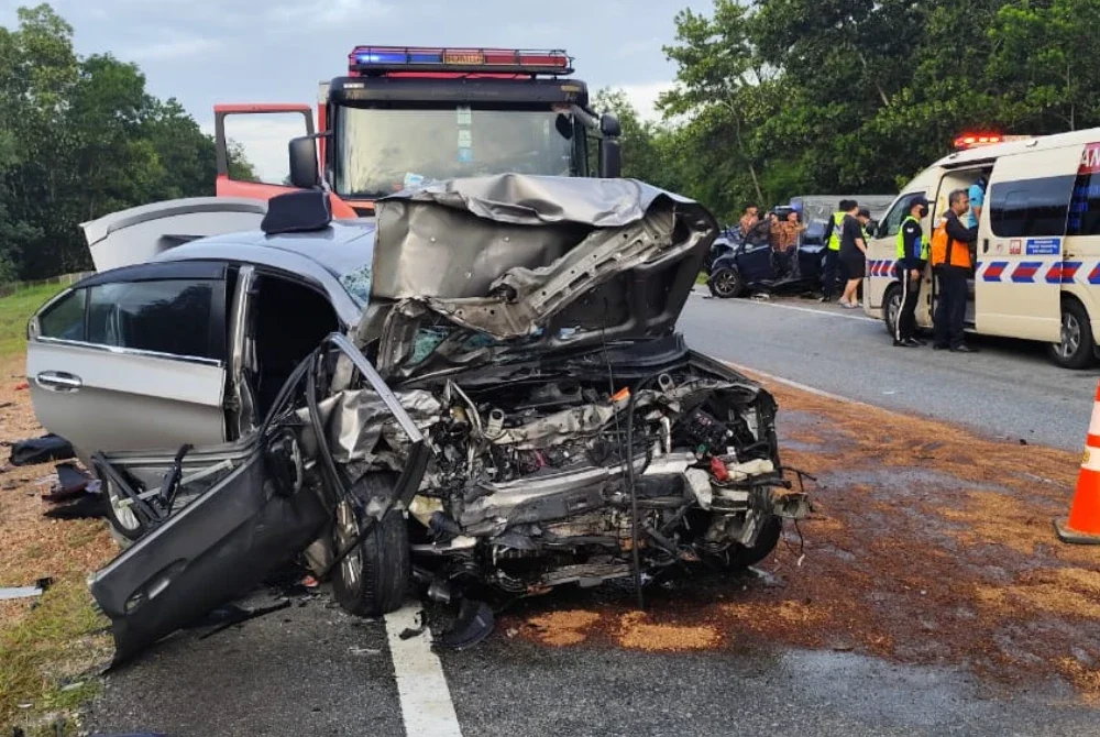 Dua lelaki maut, lima cedera kemalangan tiga kenderaan di KM45.6 Lebuhraya Senai–Desaru awal pagi Sabtu. Foto JBPM Johor