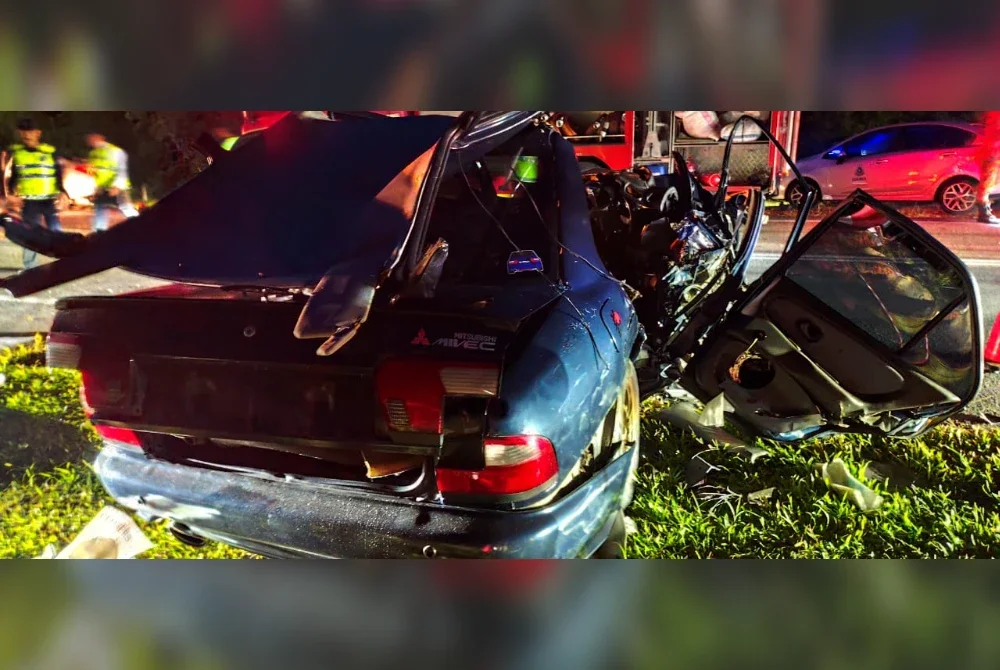 Antara kenderaan yang terlibat kemalangan di KM45.6 Lebuhraya Senai–Desaru awal pagi Sabtu. Foto JBPM Johor