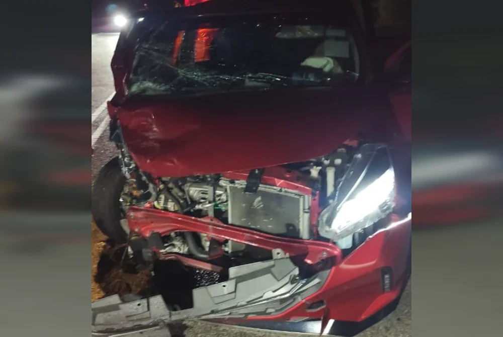 Sebuah kereta remuk selepas terlibat kemalangan dengan dua kenderaan lain di KM45.6 Lebuhraya Senai–Desaru awal pagi Sabtu. Foto JBPM Johor