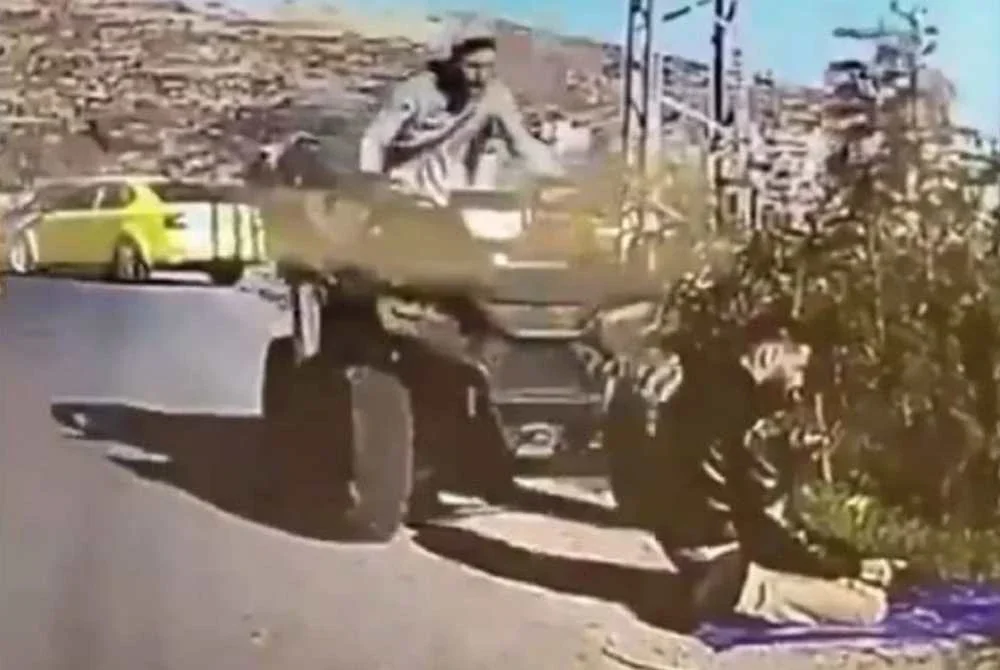 Seorang lelaki Palestin dilanggar pendatang haram Israel ketika menunaikan solat di tepi jalan berhampiran kampung Deir Jarir, timur laut Ramallah, Tebing Barat, semalam.