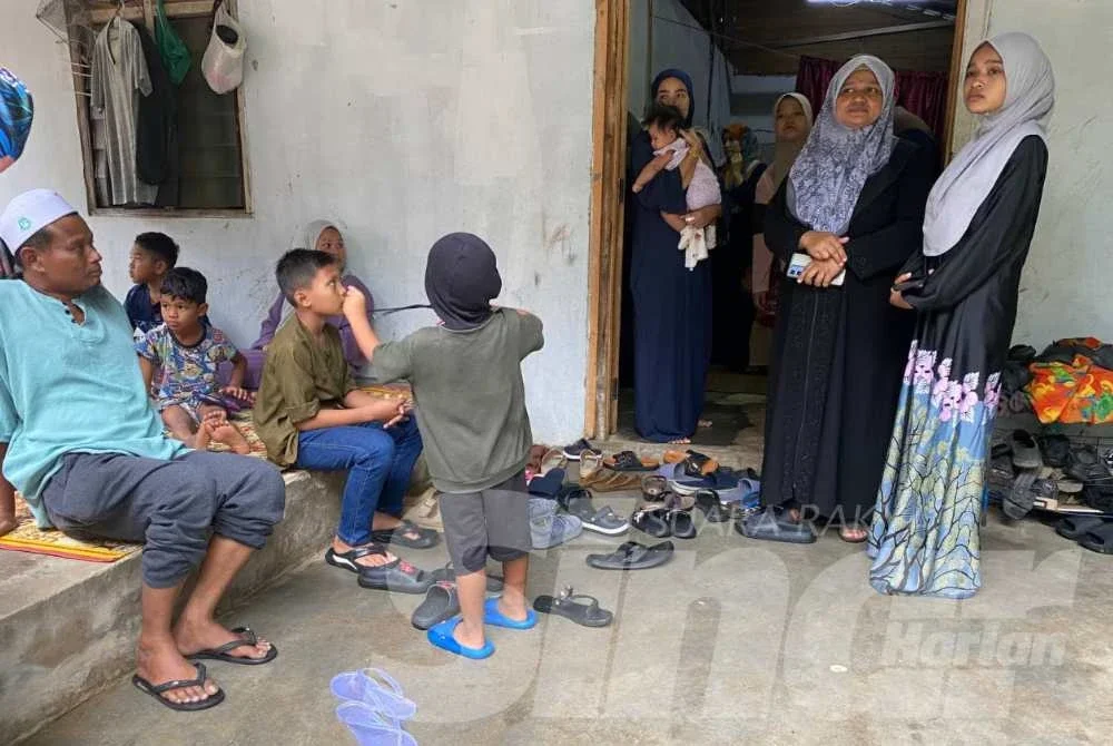 Suasana pilu menyelubungi pekarangan rumah Mohamad Syafi Irsyad di Kampung Banggol Judah, Machang pada Sabtu.