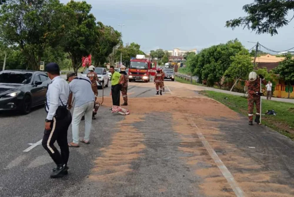 Kerja pembersihan di lokasi kemalangan. Foto IPD Melaka Tengah