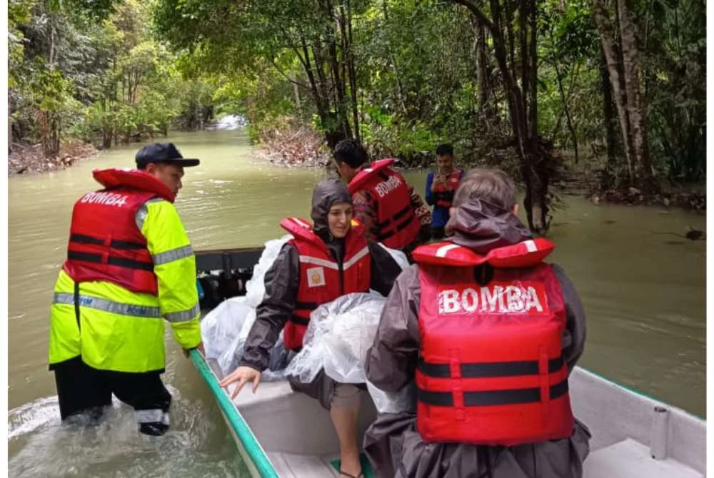 Dua pelancong warga Itali terkandas di Taman Negeri Endau Rompin ekoran jalan masuk dinaiki air sedalam kira-kira dua meter akibat hujan lebat sejak awal pagi Sabtu.