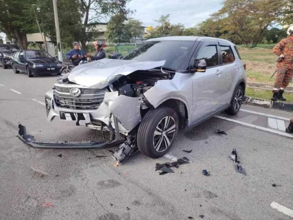 Kemalangan turut melibatkan sebuah kereta Perodua Ativa.