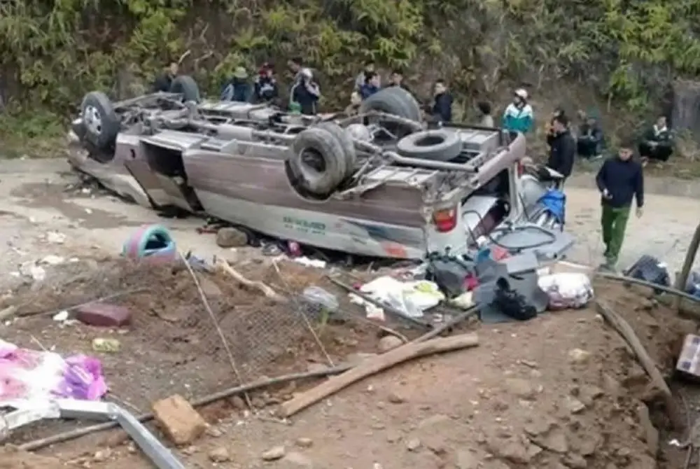 Bas tersebut yang membawa 19 penumpang, dilaporkan terbabas di satu laluan menuruni bukit yang panjang. Foto Agensi