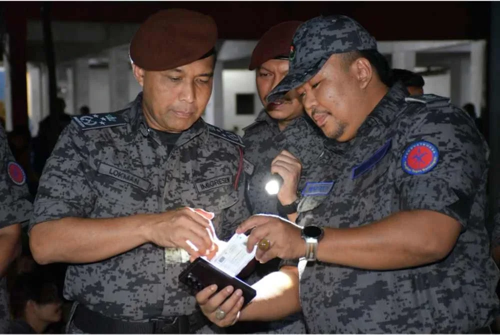 Lokman (kiri) ketika mengetuai operasi penguatkuasaan warga asing di Pelabuhan Klang, November lalu.