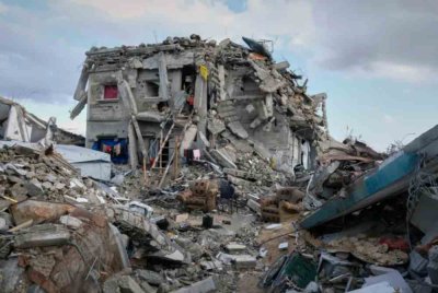 Ramai keluarga Palestin sanggup memperjudikan nyawa mereka untuk tinggal di bangunan yang berisiko roboh pada bila-bila masa. 