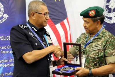 Bekas Ketua Polis Negara, Tan Sri Mohamad Fuzi Harun (kiri) bersalaman dengan Mazlan.