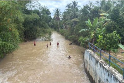Mangsa ditemukan orang awam pada jam 9.40 malam. - Foto: JBPM