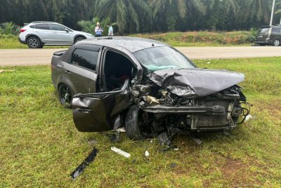 Keadaan kereta dipandu mangsa yang rosak teruk di bahagian hadapan selepas terbabit kemalangan dengan MPV pada Jumaat. Foto Polis Pekan