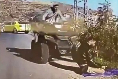 Seorang lelaki Palestin dilanggar pendatang haram Israel ketika menunaikan solat di tepi jalan berhampiran kampung Deir Jarir, timur laut Ramallah, Tebing Barat, semalam.