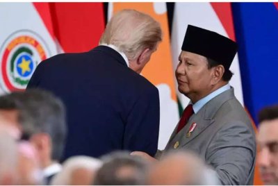 Presiden Prabowo Subianto berbual dengan rakan sejawatnya dari Amerika Syarikat, Donald Trump, semasa Sidang Kemuncak Gaza di Sharm el-Sheikh pada 13 Oktober 2025.-Foto Ihsan Biro Akhbar Presiden.
