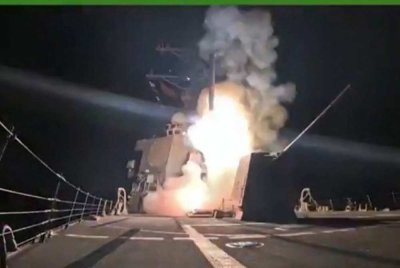 Rakaman skrin daripada video yang dimuat naik oleh Jabatan Pertahanan Amerika Syarikat menunjukkan pelancaran peluru berpandu dari sebuah kapal tentera laut, susulan pengesahan Presiden Donald Trump bahawa tentera AS melancarkan serangan “kuat dan maut” terhadap Nigeria,-AFP