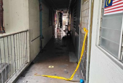 Lokasi kebakaran meragut nyawa dua beranak di sebuah rumah di Flat Sentul Utama, Jalan Dato Senu pada Jumaat.