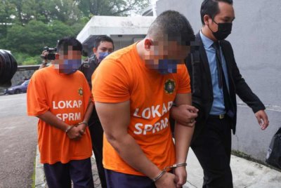 Seorang pegawai TLDM bersama seorang pemilik syarikat ditahan SPRM pada Februari 2024 kerana disyaki terlibat dalam kartel perolehan projek di sebuah kem TLDM, termasuk penggunaan dokumen palsu dan tuntutan tidak sah. Foto fail Bernama