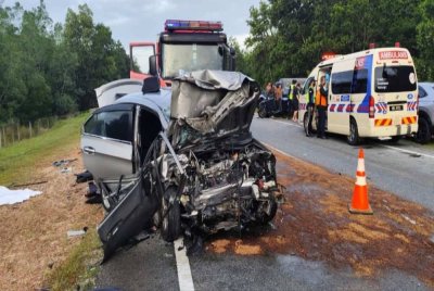 Keadaan salah sebuah kereta remuk selepas terlibat nahas di Kilometer 45.6 Lebuhraya Senai–Desaru awal pagi Sabtu. - Foto IPD Seri Alam