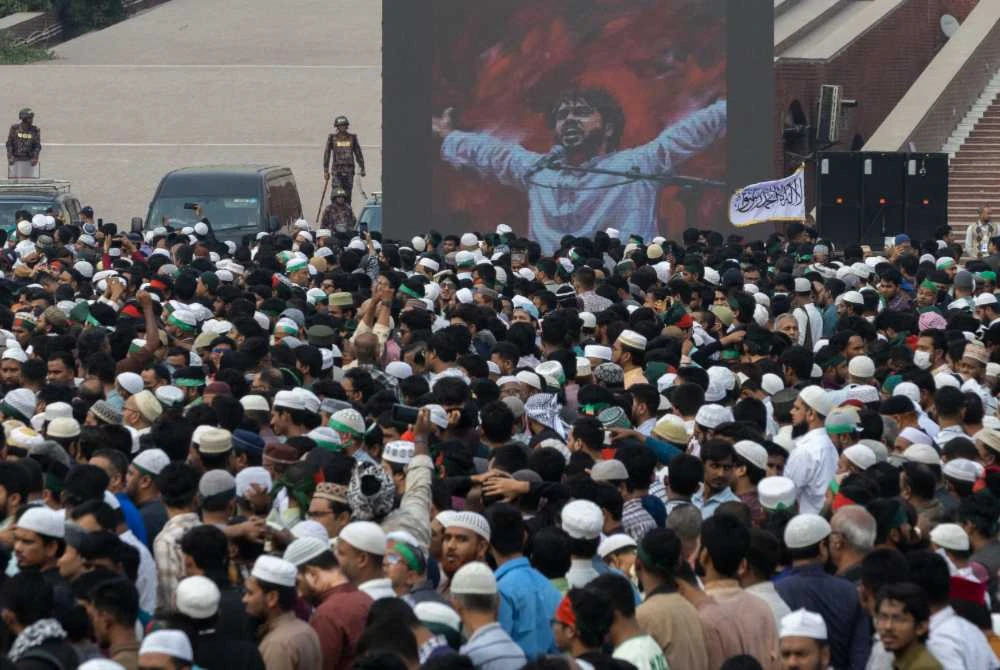 Puluhan ribu berkumpul untuk memberikan penghormatan terakhir selepas dua hari protes ganas tercetus susulan pembunuhan pemimpin mahasiswa berkenaan.- AFP