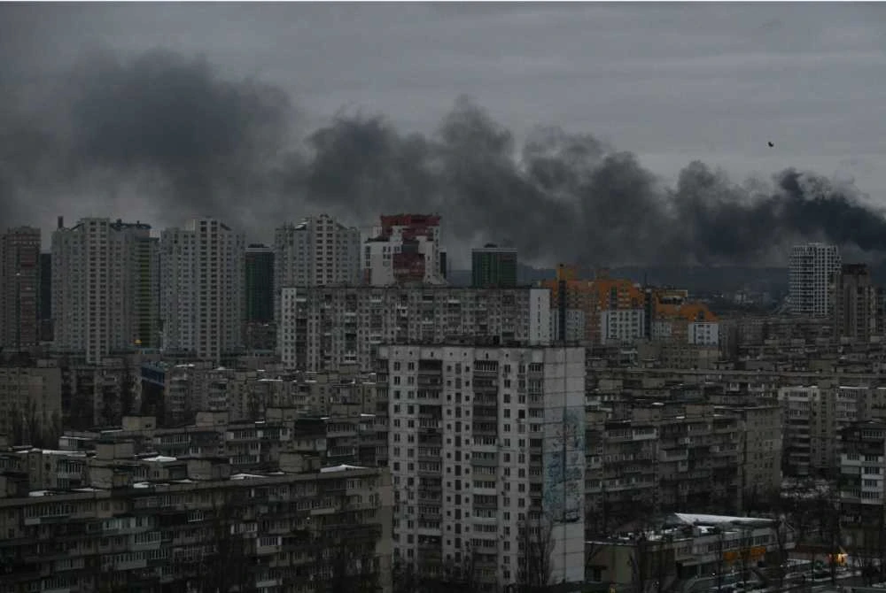Asap tebal kelihatan menyelubungi kawasan kediaman di Kyiv susulan serangan dron dan peluru berpandu Rusia. Foto AFP