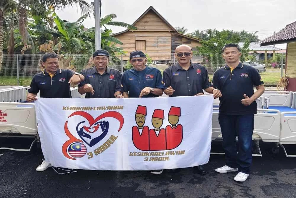 Azman Shah (tengah) bergambar bersama ahli Tiga Abdul.
