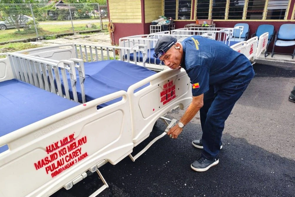 Azman Shah sedang memeriksa katil hospital sebelum diserahkan kepada pihak pengurusan kariah.