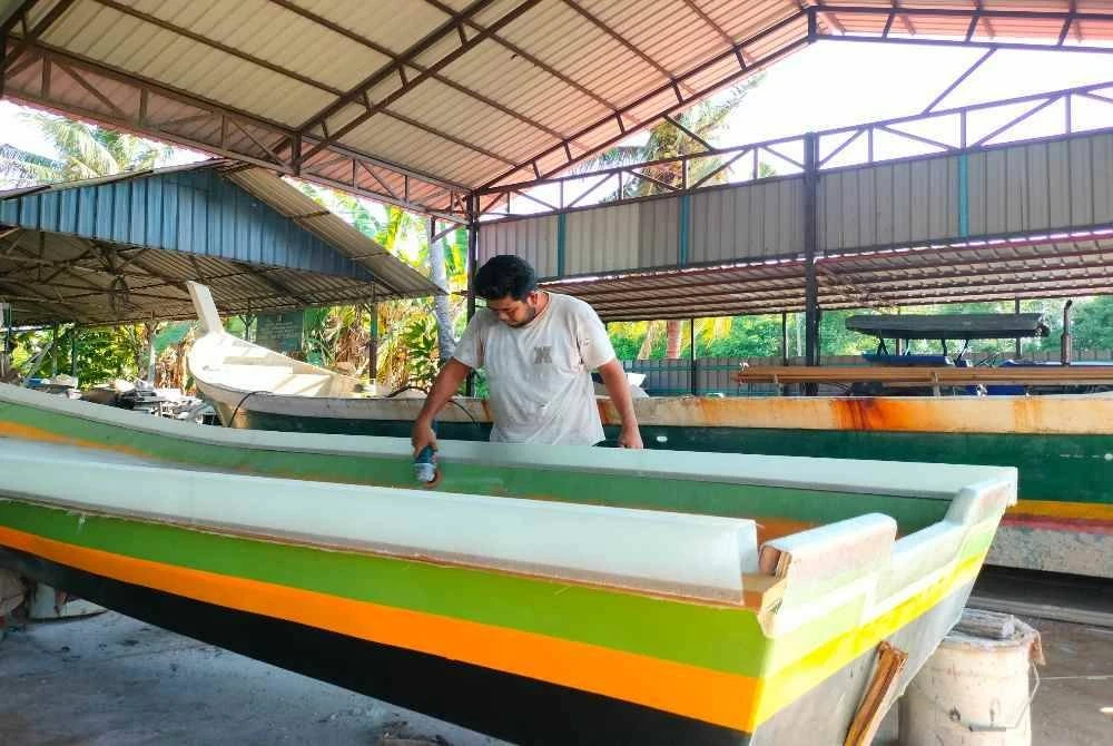 Muzafar turut memiliki kemahiran menghasilkan bot.