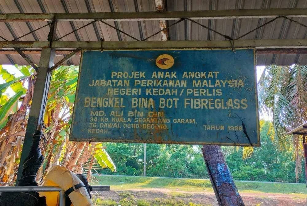 Bengkel yang diusahakan mereka di Kampung Segantang Garam.