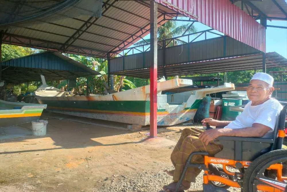 Md Ali yang terbatas pergerakan, kini mewariskan perniagaan membuat bot kepada dua anaknya.