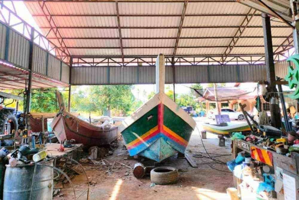 Bengkel yang diusahakan mereka terletak di Kampung Segantang Garam.