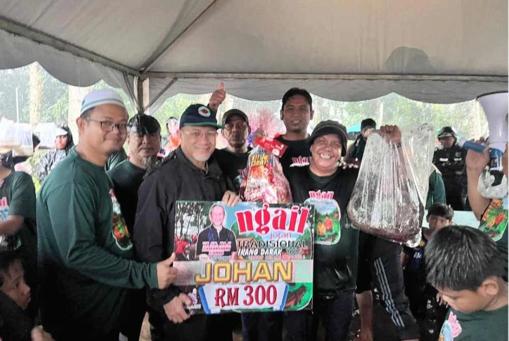 Mohd Saiful Mizan (dua, kanan) menunjukkan hasil tangkapan yang membolehkannya muncul johan dan membawa pulang hadiah wang tunai RM300.