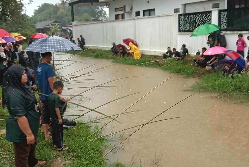 Cuaca hujan tidak mematahkan semangat kaki pancing apabila ratusan peserta mencuba nasib menggunakan joran tradisional sepanjang pertandingan berlangsung.
