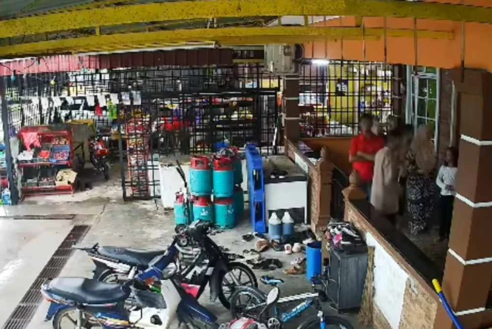 Penghuni rumah kedai di Felda Sri Ledang Bukit Kepong keluar selepas gegaran berlaku.