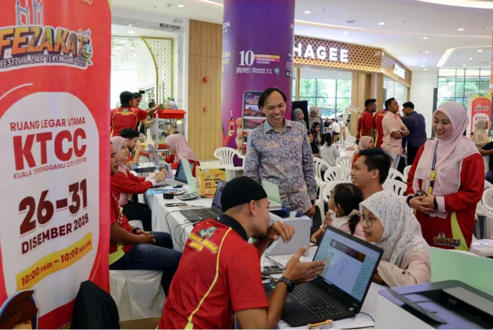 Azrin beramah mesra bersama pembayar zakat pada Majlis Perasmian Fezakat 2025 di sebuah pusat beli-belah pada Sabtu. Foto Bernama