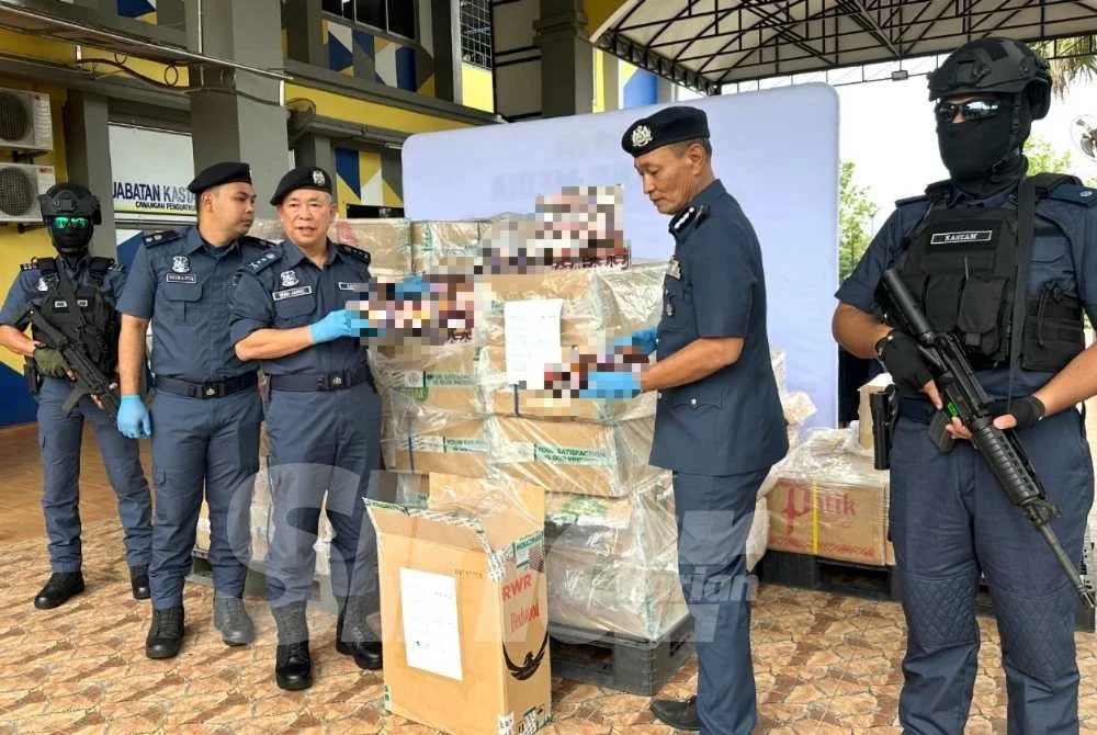Kotak-kotak berisi rokok yang ditemukan dalam sebuah rumah di Tanah Merah. 