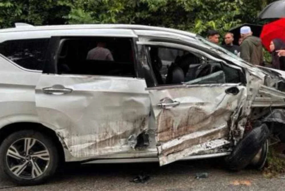 Mangsa yang meninggal dunia merupakan penumpang belakang kenderaan Mitsubishi Xpander. Foto IPD Rompin