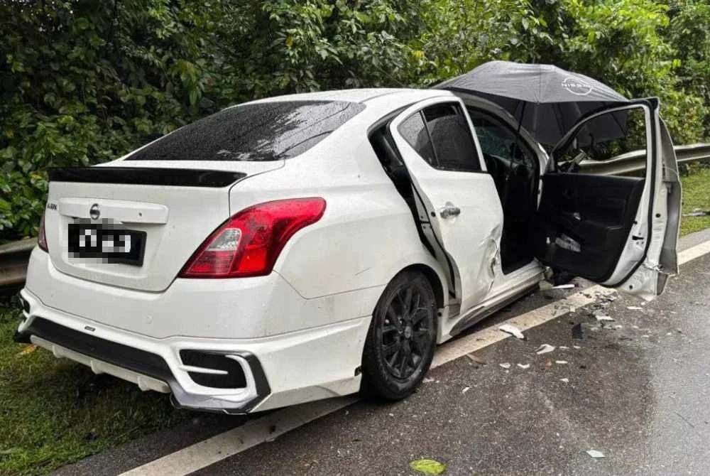 Keadaan salah sebuah kenderaan yang terlibat nahas. Foto IPD Rompin