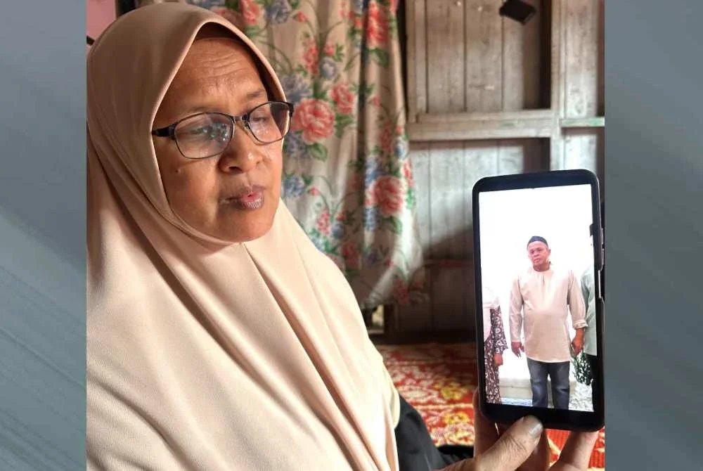 Ruzaini (kiri) menunjukkan gambar Mohd Suffian. 