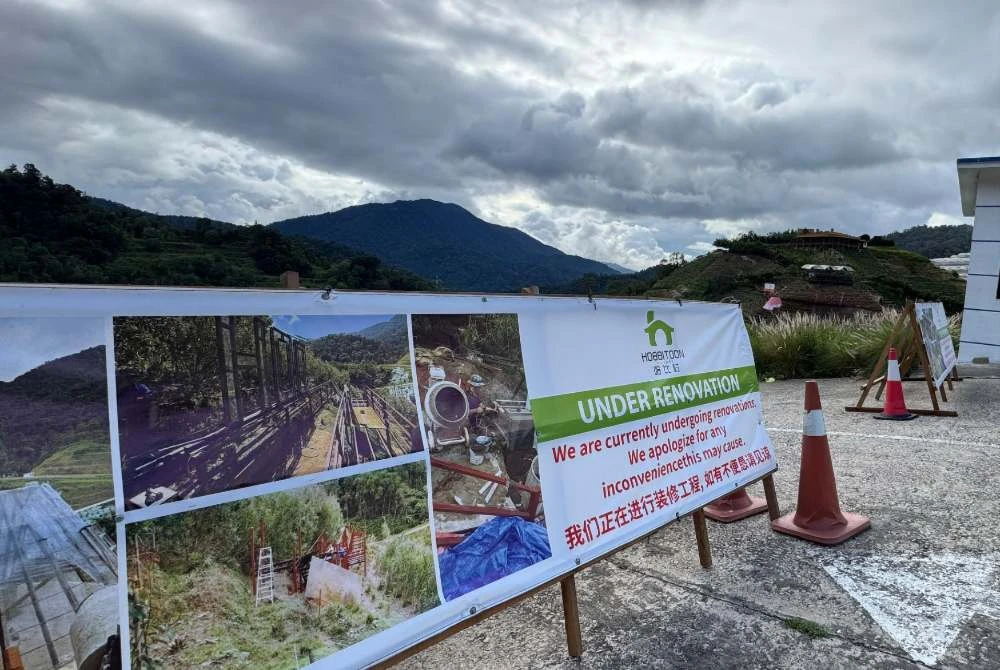 Papan tanda makluman penutupan telah dipasang di laluan masuk Hobbitoon Village Perak.