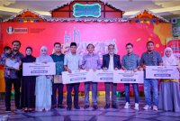 Azrin (lima, kanan) bergambar bersama pembayar zakat perniagaan pada Majlis Perasmian Fezakat 2025 di sebuah pusat beli-belah pada Sabtu. Foto Bernama