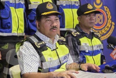 Muhammad Kifli (kiri) pada sidang media selepas Op Pelbagai JPJ di Jalan Ampang.