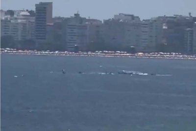 Seorang maut pesawat ringan terhempas di perairan Pantai Copacabana. Foto tangkap layar video X
