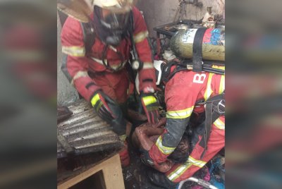 Mangsa diselamatkan anggota bomba sebelum dibawa ke hospital untuk rawatan lanjut.