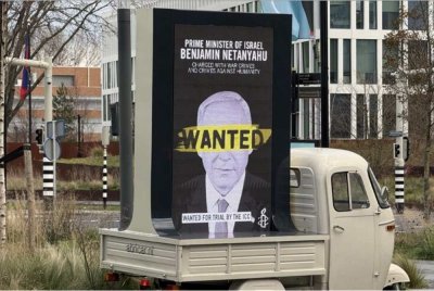 Aktivis menampal poster 'DIKEHENDAKI' memaparkan Netanyahu di bas, jalan raya dan mercu tanda sibuk di London sebagai protes. Foto Agensi