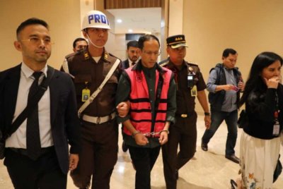 Nadiem Makarin (tengah) ditahan atas dakwaan rasuah.- Agensi