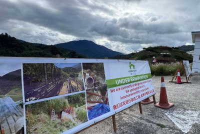 Papan tanda makluman penutupan telah dipasang di laluan masuk Hobbitoon Village Perak.