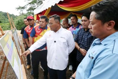 Amirudin (tengah) melakukan tinjauan tapak cadangan pembangunan tanah perkuburan Islam baharu di Kampung Sungai Kertas, Mukim Batu.