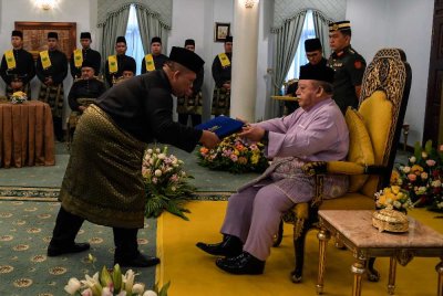 Tuanku Syed Sirajuddin berkenan menyampaikan watikah Menteri Besar Perlis kepada Abu Bakar pada Istiadat Pelantikan dan Mengangkat Sumpah Jawatan Menteri Besar Perlis di Istana Arau pada Ahad. Foto Bernama