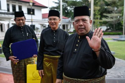 Menteri Besar Perlis baharu, Abu Bakar Hamzah (kanan). Foto Bernama 