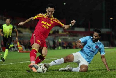 Pemain Selangor FC Quentin Cheng (kiri) diasak pemain pasukan Melaka FC Aroon Kumar Ramaloo (kanan) pada perlawanan Liga Super Malaysia di Stadium Majlis Bandaraya Petaling Jaya malam ini. Foto Bernama 
