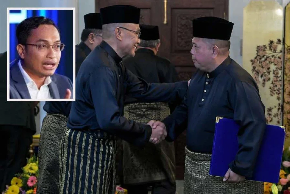 Menteri Besar Perlis yang baharu, Abu Bakar Hamzah (kanan) bersalaman dengan bekas Menteri Besar Perlis, Mohd Shukri di Istana Arau pada Ahad. Gambar kecil: Mohammad Tawfiq
