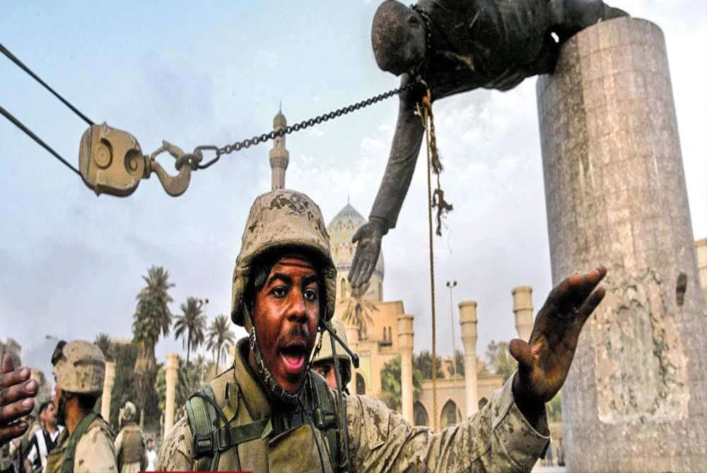 Detik-detik ketika patung Presiden Iraq ketika itu Saddam Husein diruntuhkan oleh tentera AS menandakan kejatuhan pemerintahan Iraq ketika itu. Foto Agensi